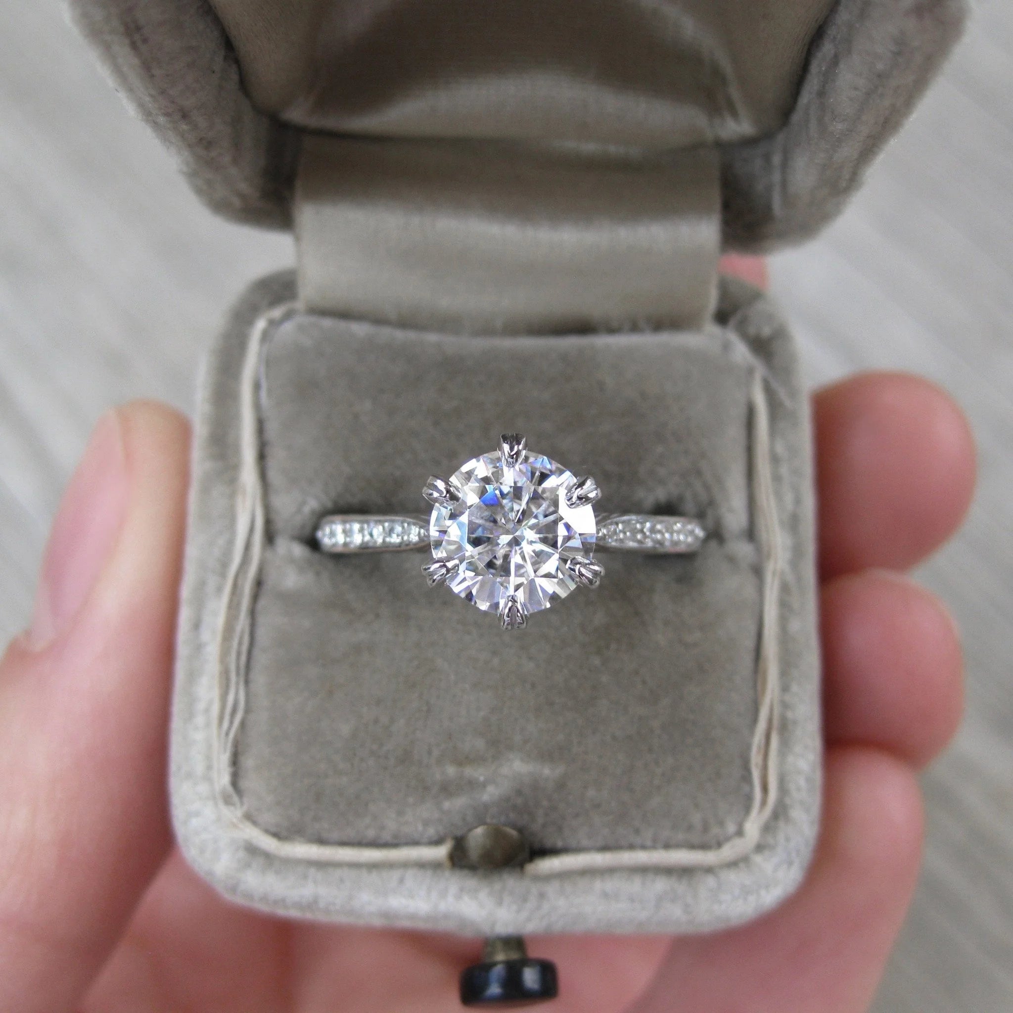 New Arrival Wholesale Directly 18K White Solid Gold Moissanite 7.5mm 1.5ct D Color High Quality Halo Engagement Ring