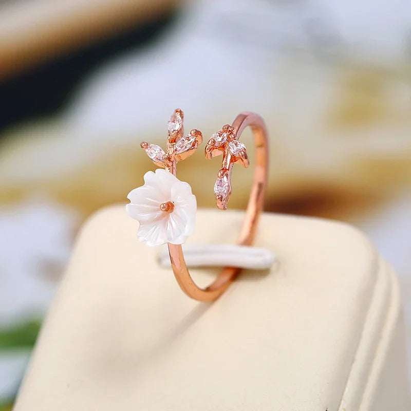 Women's Romantic Flower Engagement Finger Rings Shiny Crystal Lovely Small Shell Leaf Rose Gold Opening Wedding Ring Band Gifts